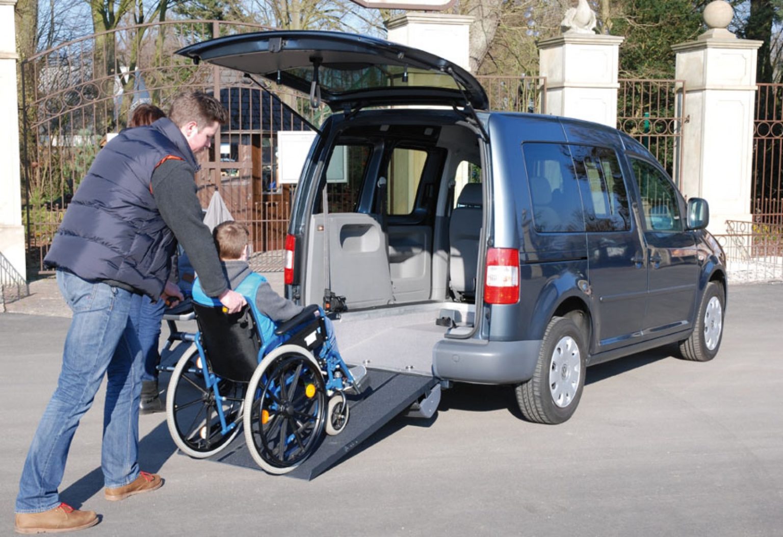 Rollstuhlfahrer Auf Beifahrersitz