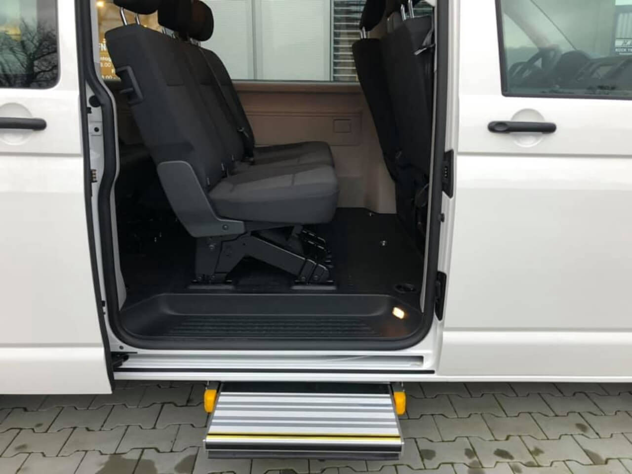 Behindertengerechtes Umbau - VW Bus t6 mit Linearlift für Rollstuhlfahrer - Fricke Behindertengerechte Fahrzeuge (4)