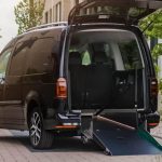 VW Caddy Max mit extra breiter Rampe für Rollstuhlfahrer (1)