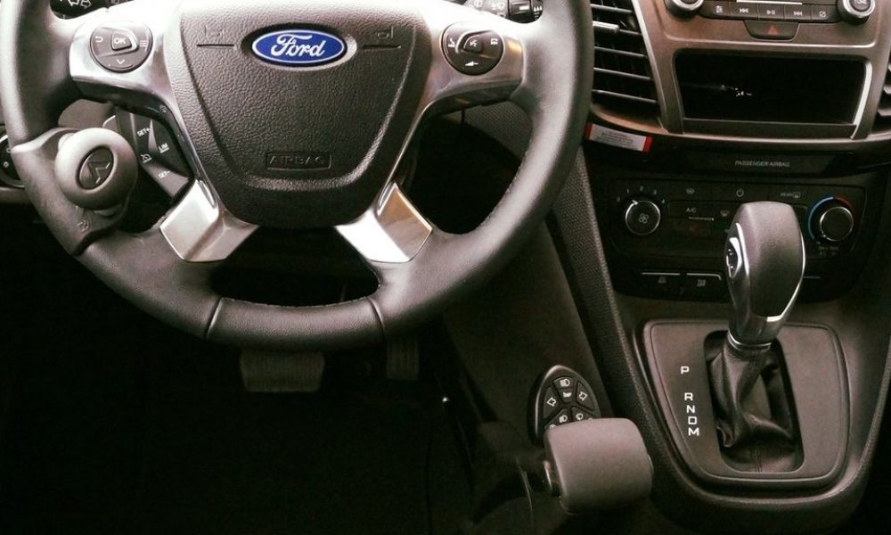 Ford Torneo zum behindertengerechten Selbstfahrer-Umbau - Handgasbremssystem Multifunktions Drehknop - Fricke Behindertenfahrzeuge (1)