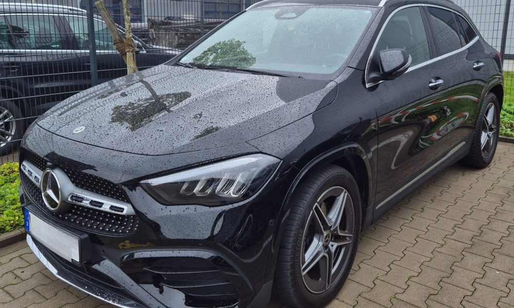 Mercedes Benz GLA mit Linkgsgas und Multifunktions-Drehknopf