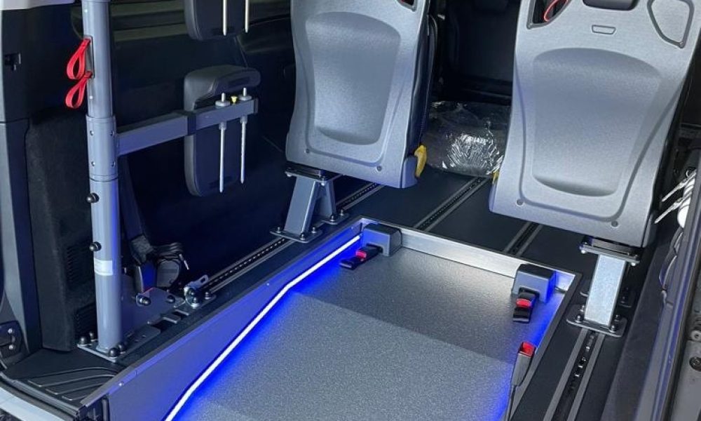 Mercedes Vito mit Rollstuhl-Rampe und Klappsitzen - Fricke Behindertenfahrzeuge (1)