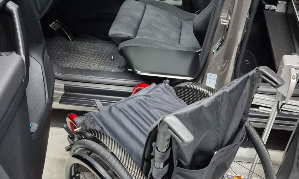 Rollstuhl-Einzug (ungefaltet) im VW Caddy 5 Fricke Behindertenfahrzeuge (2)